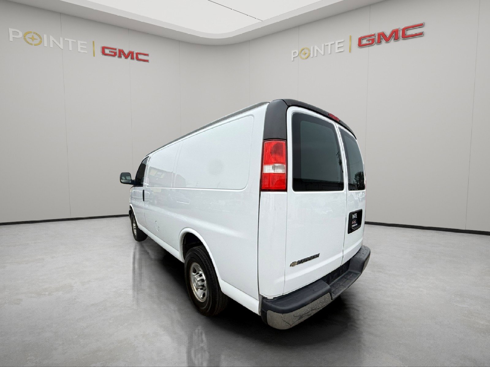 Used 2021 Chevrolet Express 2500 w/ Driver Convenience Package image 7