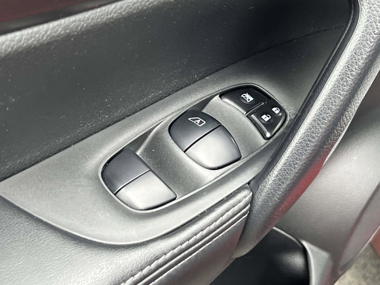 Used 2022 Nissan Rogue Sport S image 17