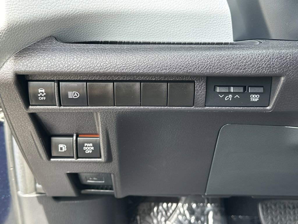 Used 2025 Toyota Sienna XLE image 21