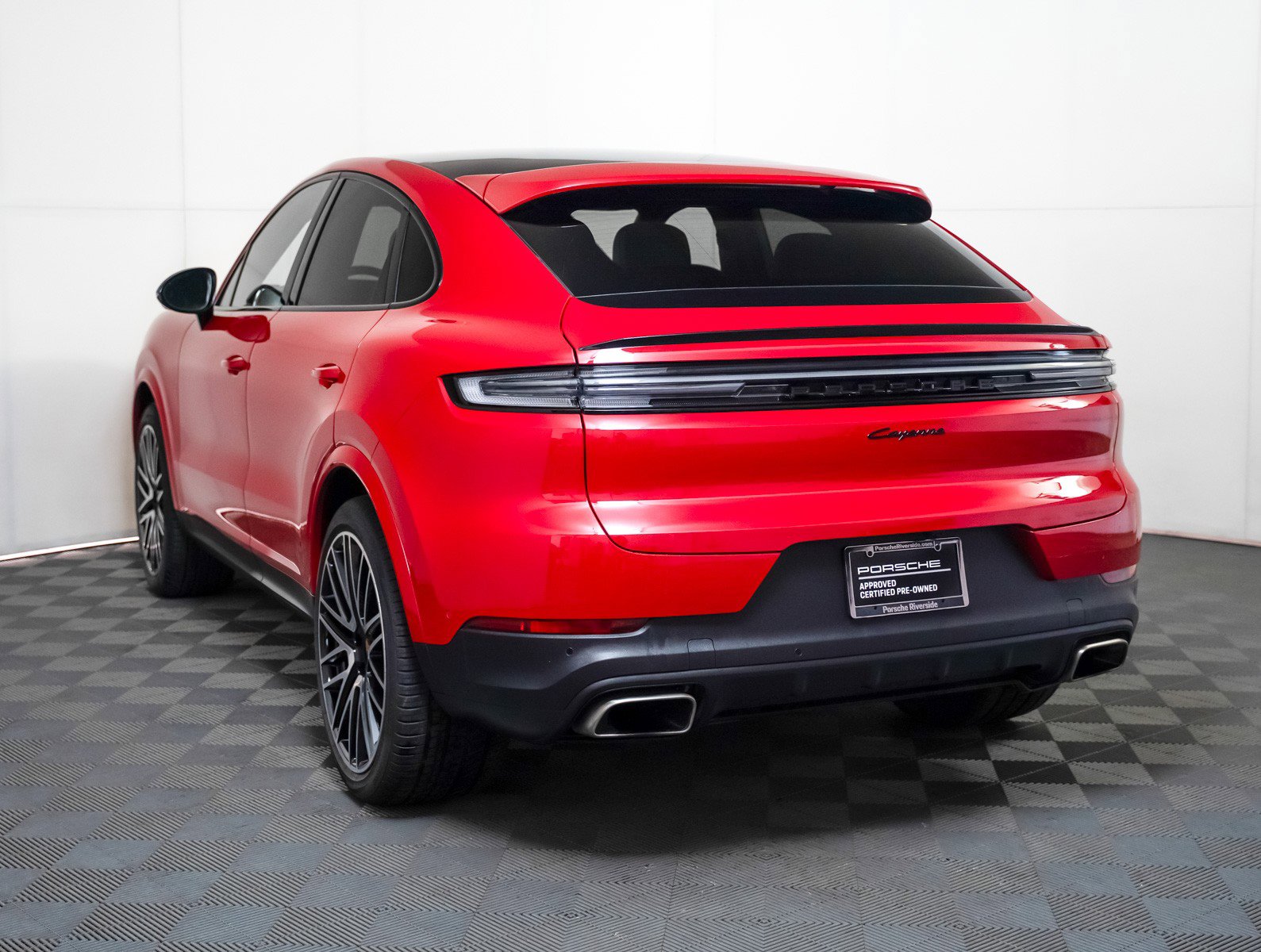 Certified 2025 Porsche Cayenne Coupe image 3
