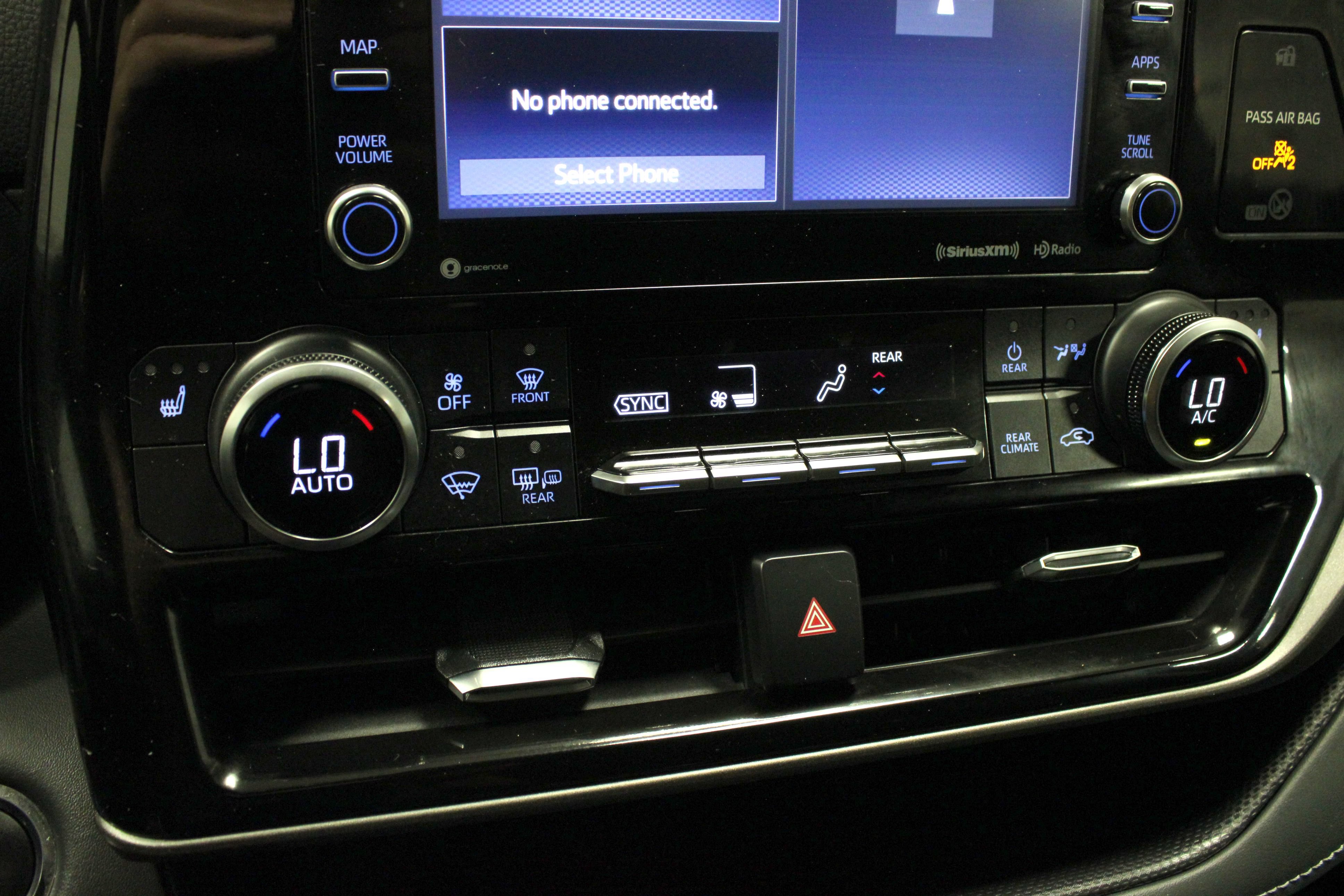 Used 2022 Toyota Highlander XLE AWD/4WD image 27