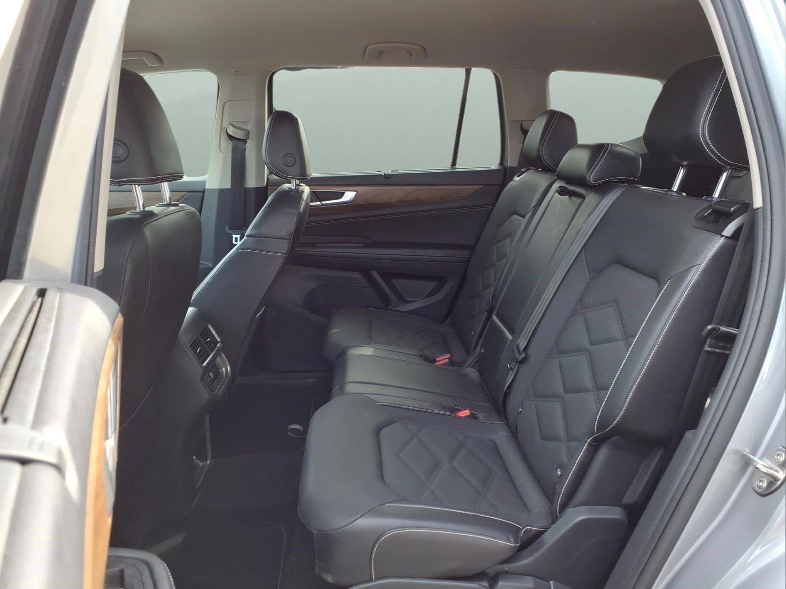 Used 2024 Volkswagen Atlas SE AWD/4WD image 16
