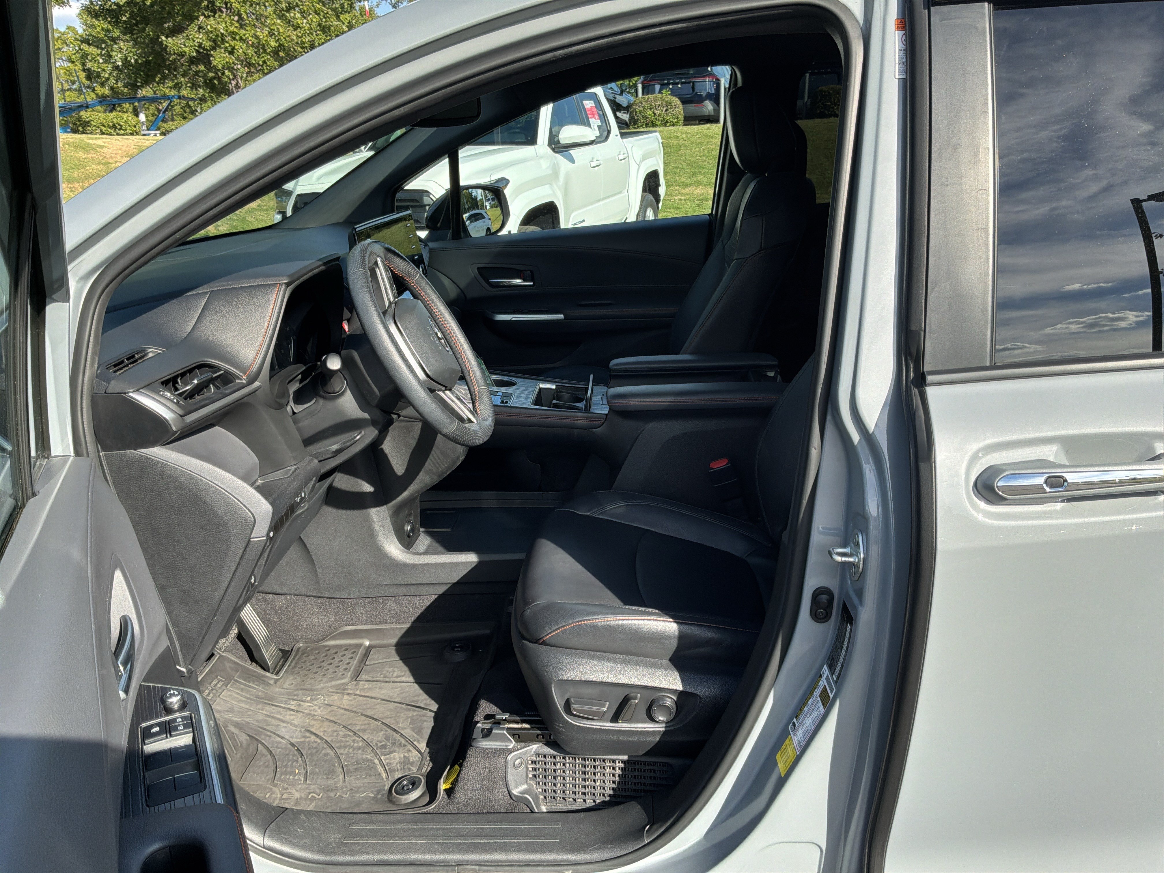 Used 2023 Toyota Sienna XSE FWD image 16