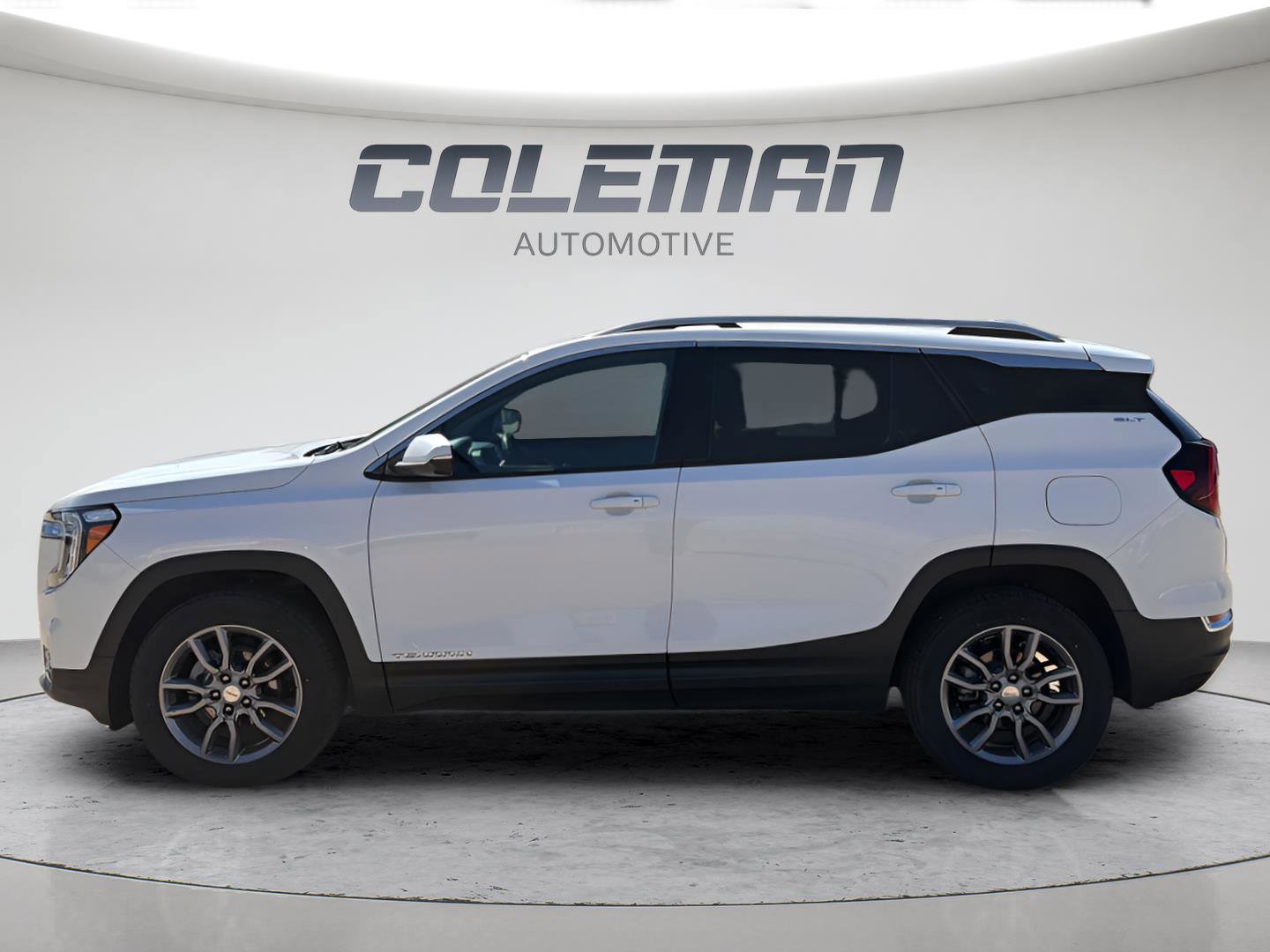 Used 2024 GMC Terrain SLT AWD/4WD image 2