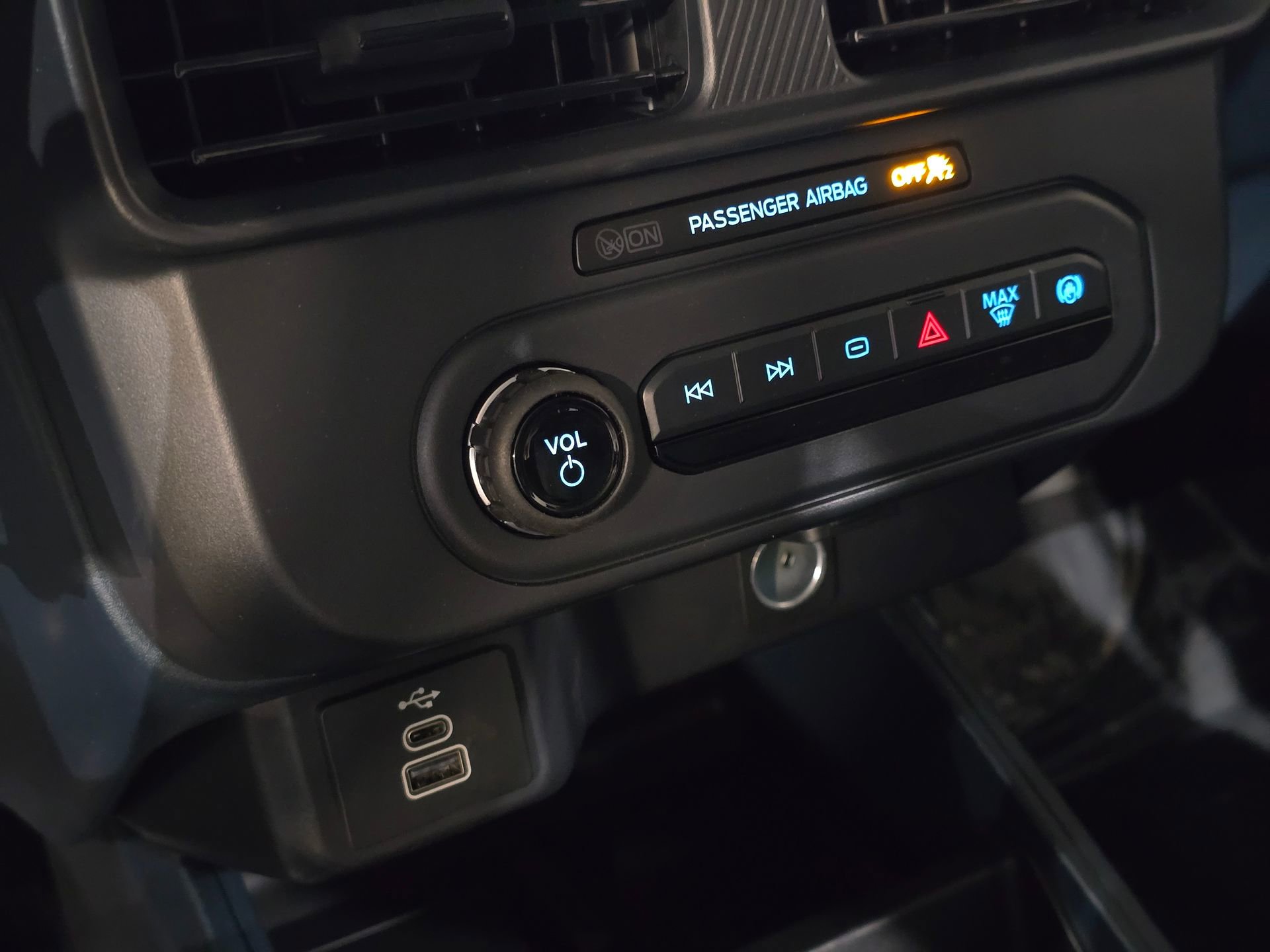 New 2025 Ford Maverick XL w/ Equipment Group 101A image 24