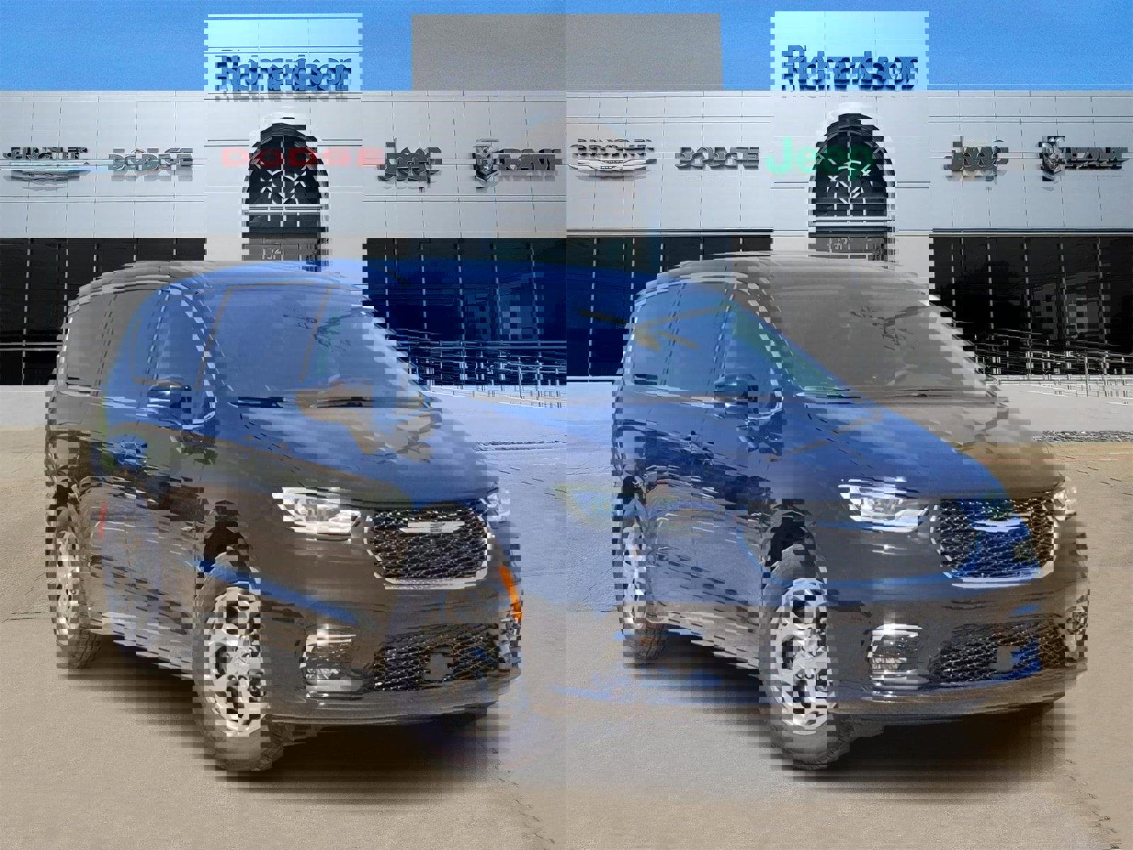 New 2024 Chrysler Pacifica Limited w/ Uconnect Theater Family Group