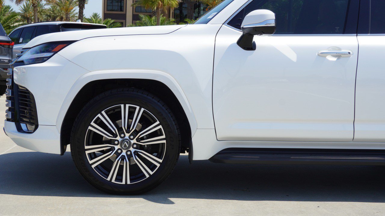 Certified 2024 Lexus LX 600 4WD w/ Luxury Package image 10