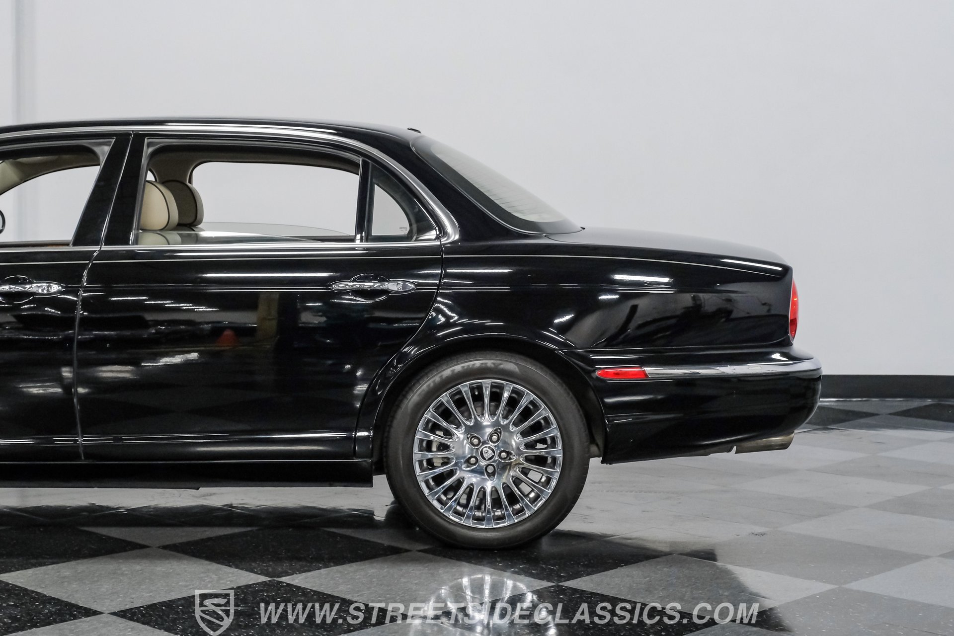 Used 2007 Jaguar XJ8 L RWD image 22