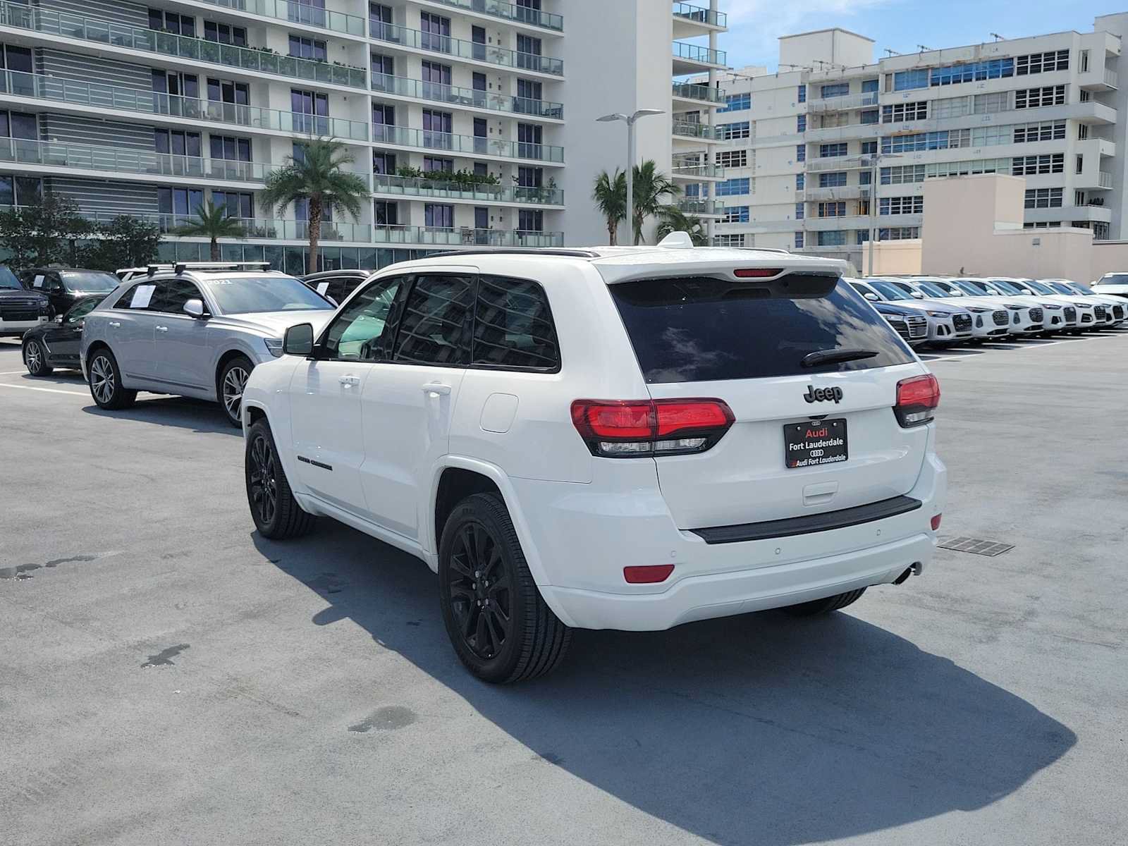 Used 2020 Jeep Grand Cherokee Altitude RWD image 4