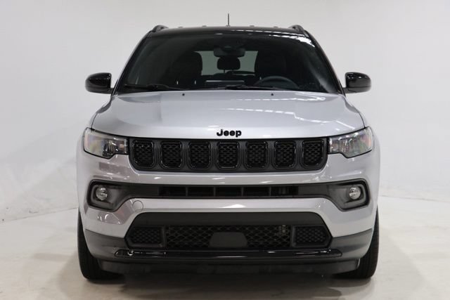 Used 2024 Jeep Compass Latitude w/ Convenience Group AWD/4WD image 2