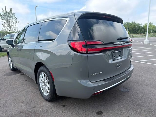 Used 2023 Chrysler Pacifica Touring-L FWD image 13