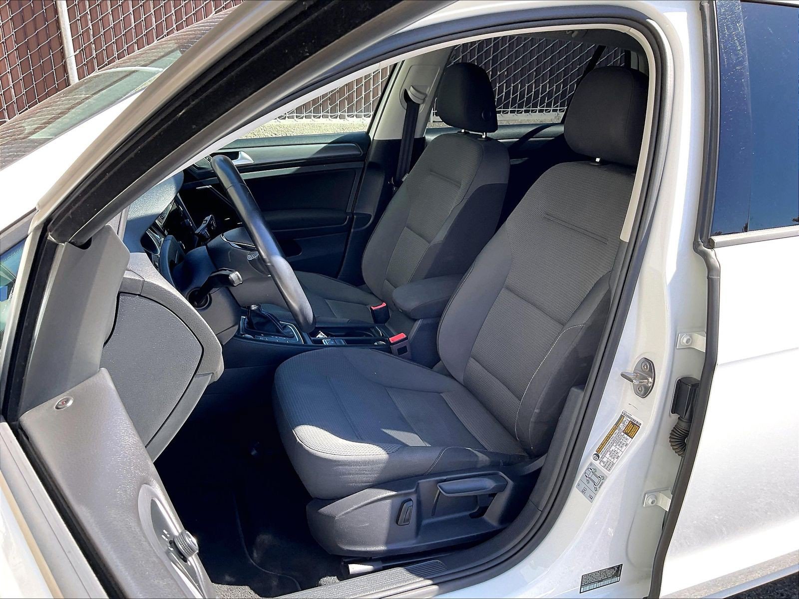 Used 2018 Volkswagen e-Golf SE FWD image 24