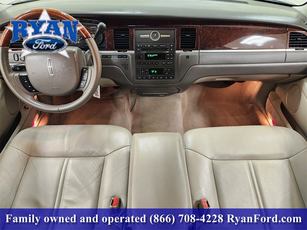Used 2008 Lincoln Town Car Signature Limited image 18