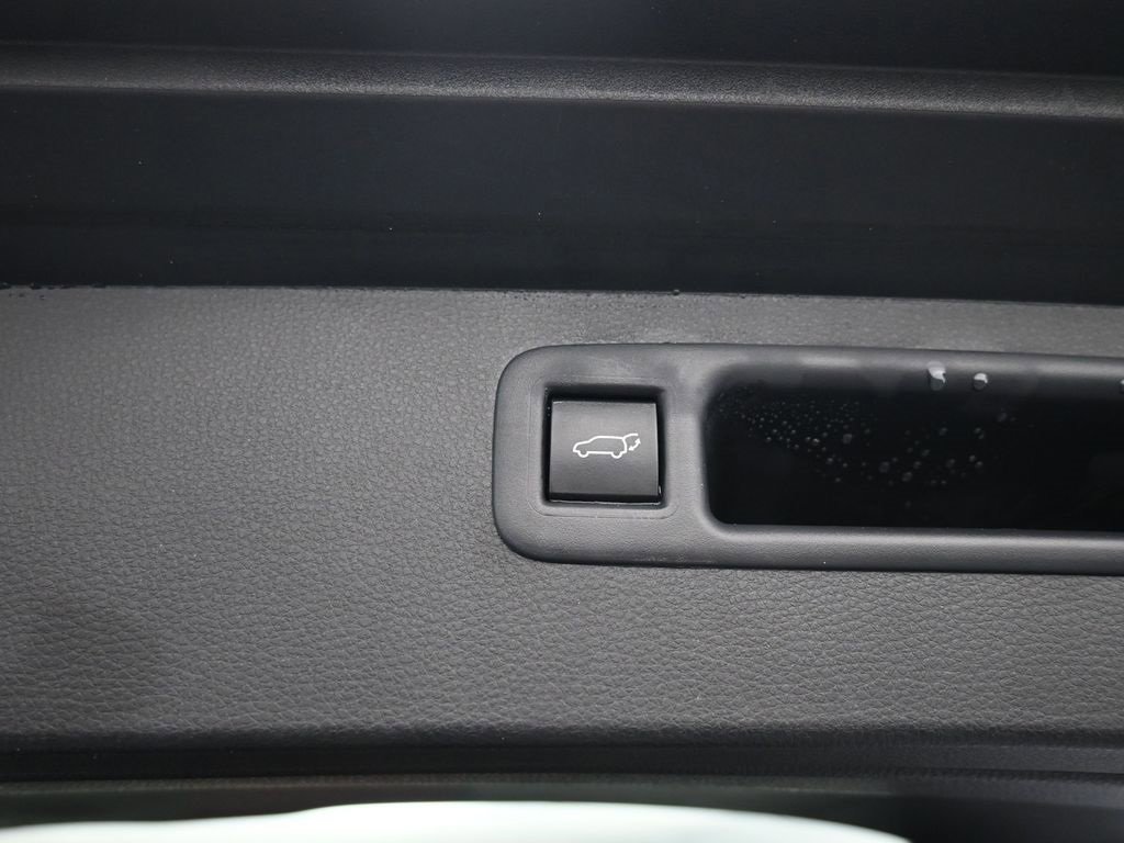 Certified 2023 Toyota Highlander L image 23