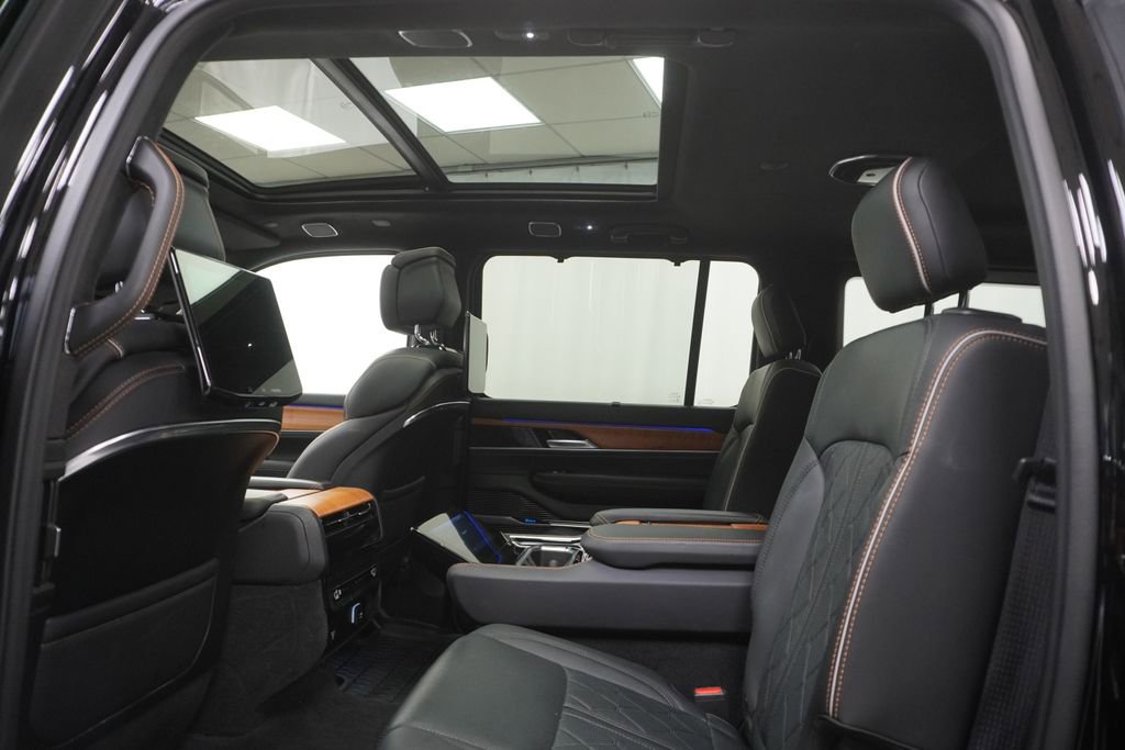 Used 2024 Jeep Grand Wagoneer Series III w/ Rear-Seat Entertainment Group AWD/4WD image 26