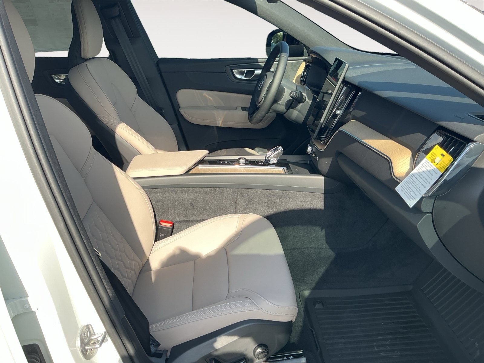 New 2026 Volvo XC60 T8 Plus w/ Protection Package Premier AWD/4WD image 15