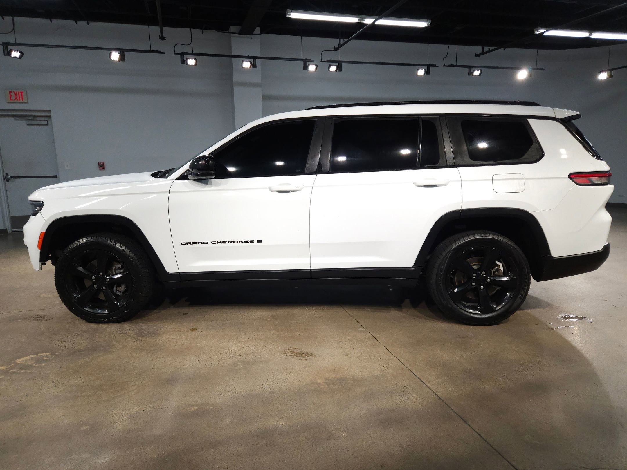 Used 2023 Jeep Grand Cherokee L Laredo image 4