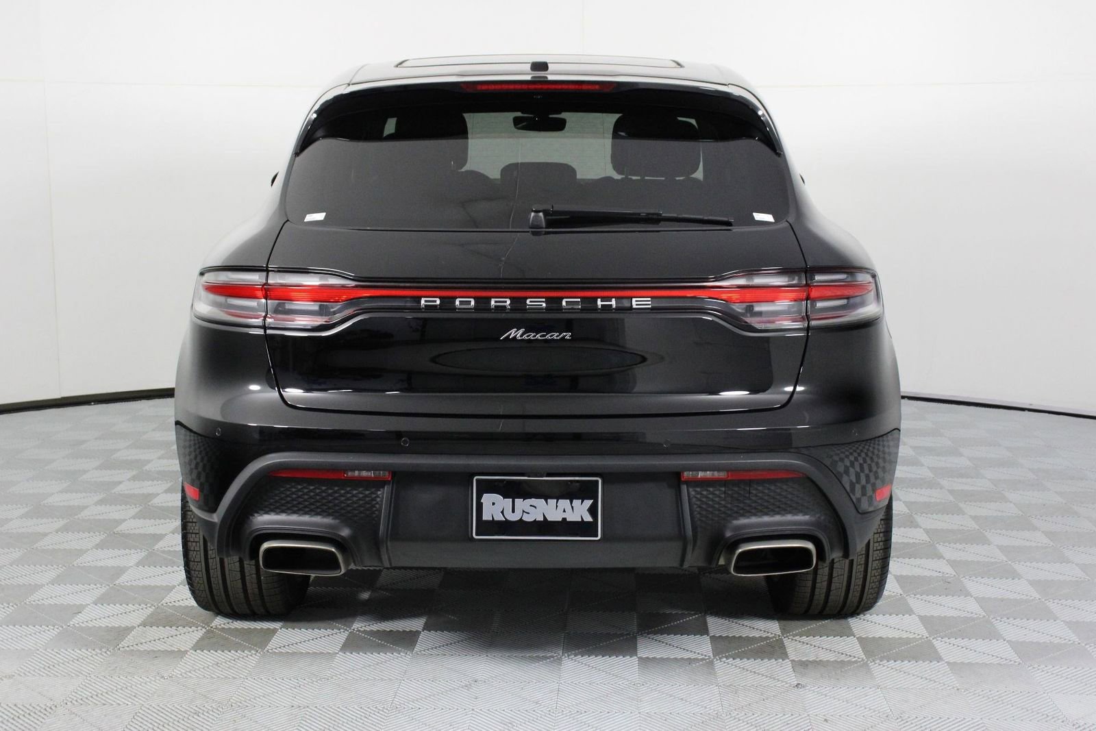 Certified 2025 Porsche Macan image 6
