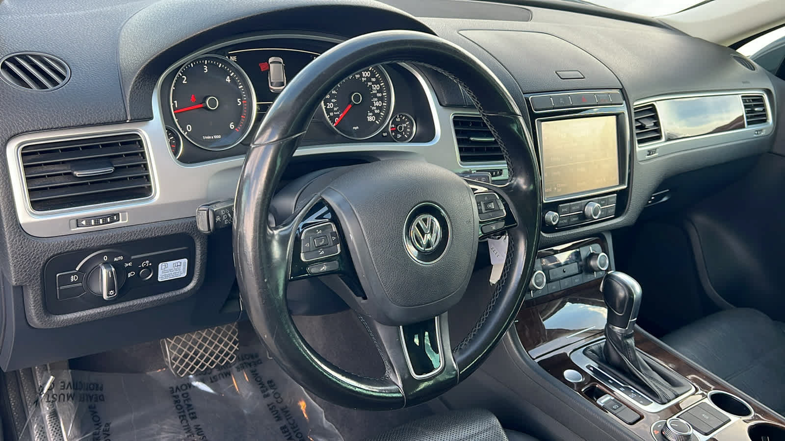 Used 2016 Volkswagen Touareg TDI AWD/4WD image 10