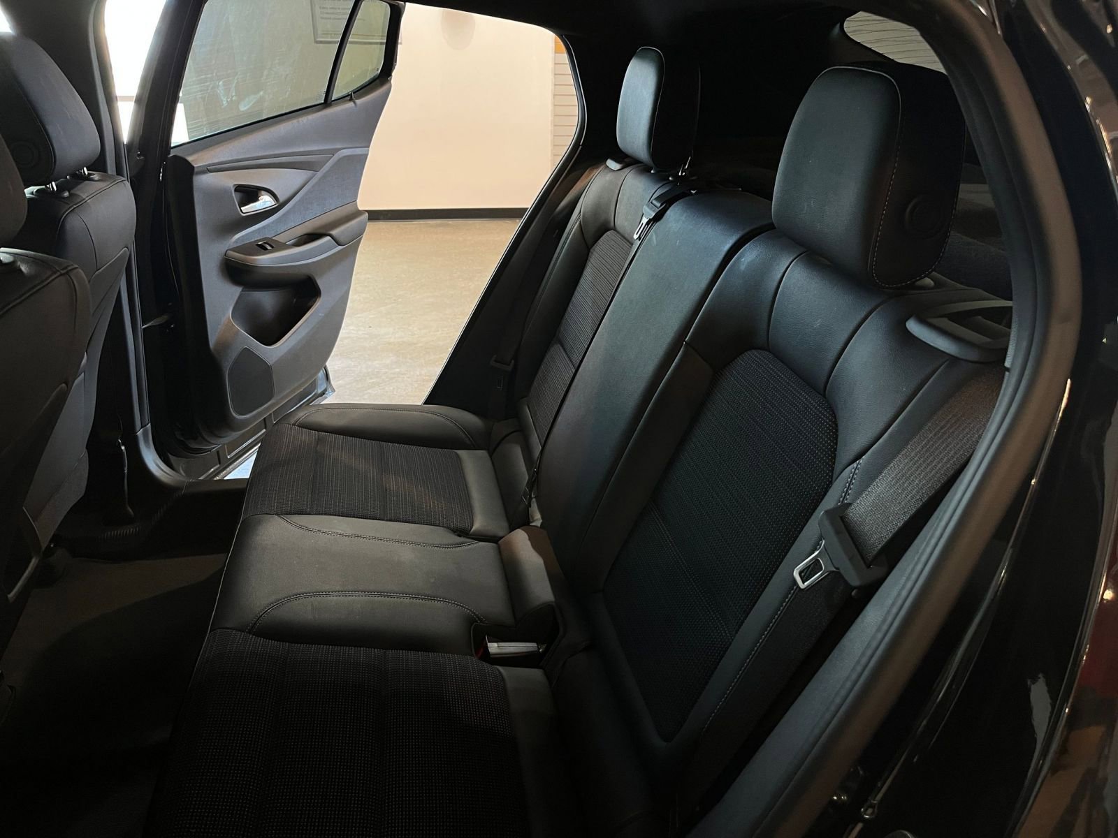 Used 2025 Buick Envista Preferred image 38