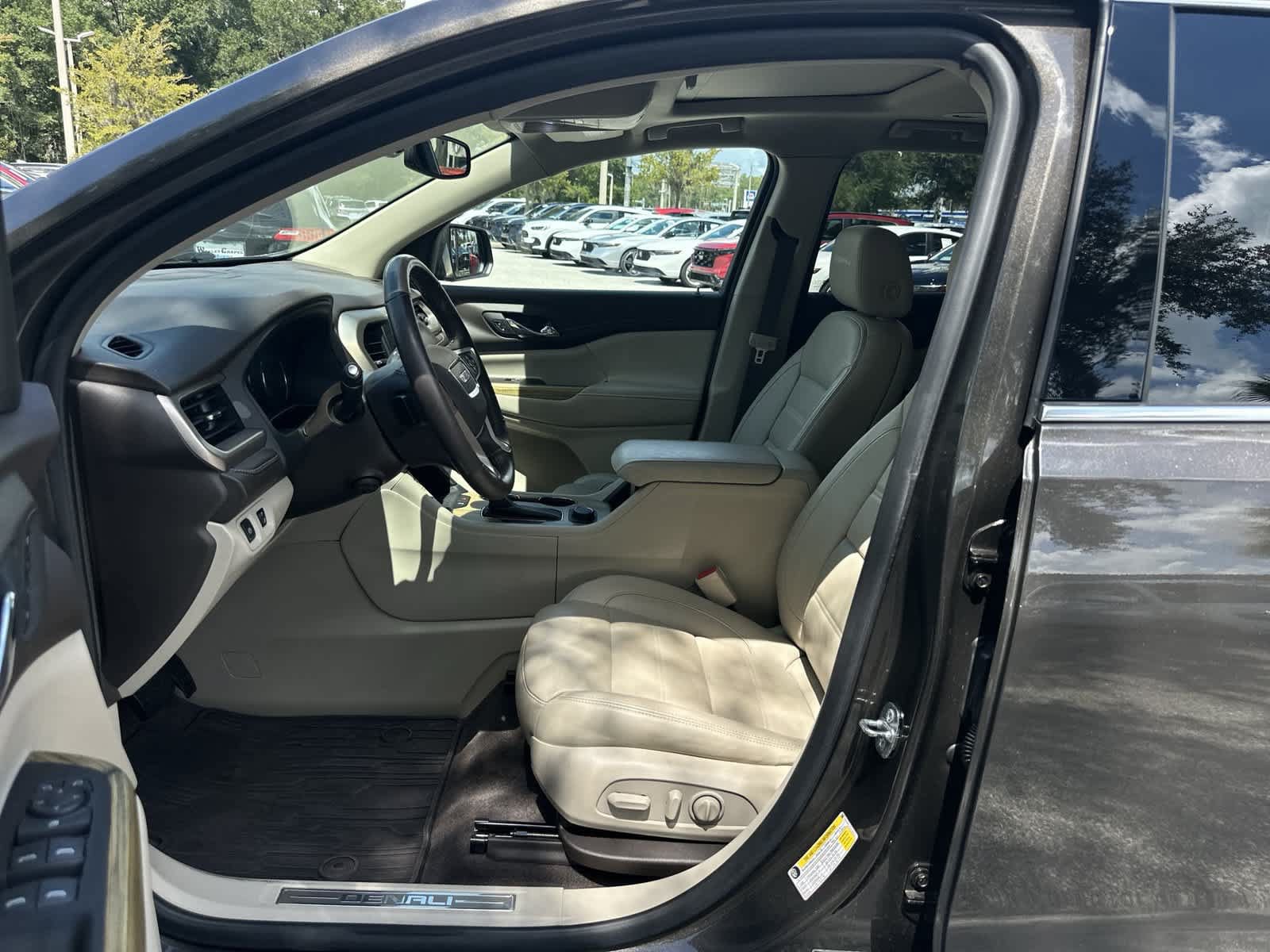 Used 2019 GMC Acadia Denali w/ Technology Package FWD image 2