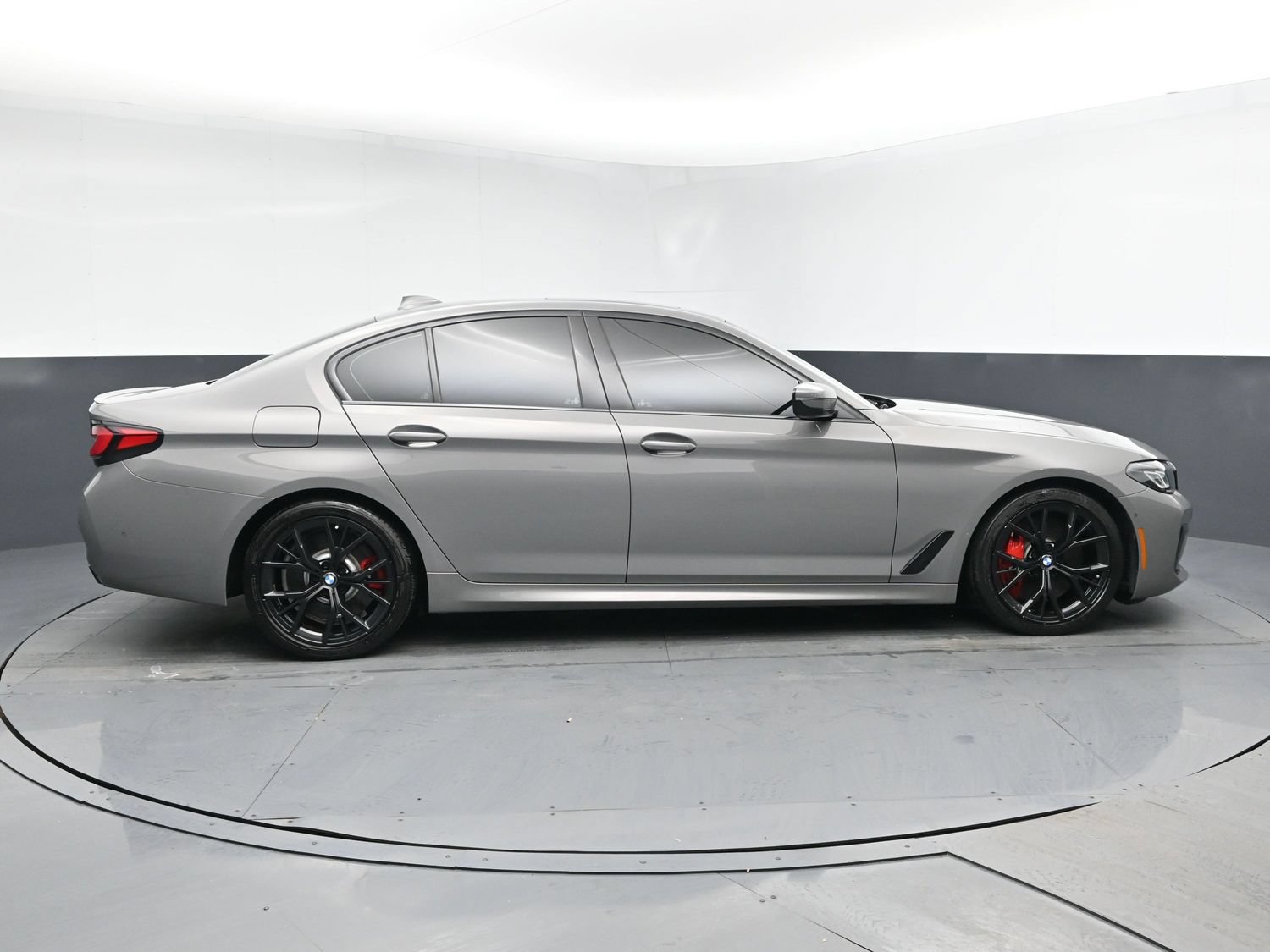 Used 2022 BMW M550i xDrive w/ Shadowloine Package AWD/4WD image 3