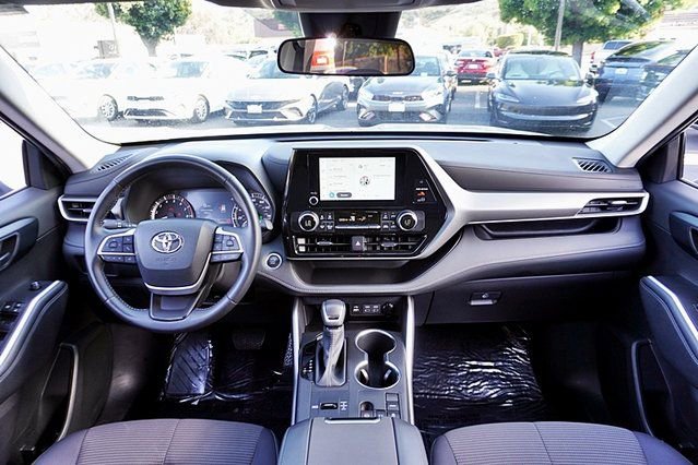 Used 2025 Toyota Highlander LE FWD image 18