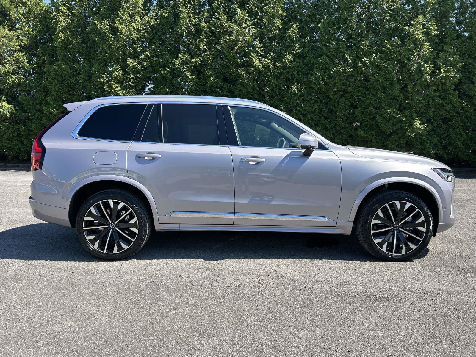 New 2026 Volvo XC90 B5 Plus w/ Protection Package Premier AWD/4WD image 2