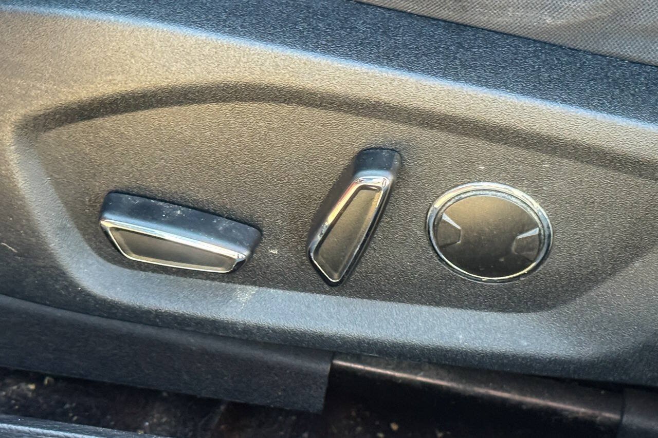 Used 2020 Ford Fusion SE FWD image 14