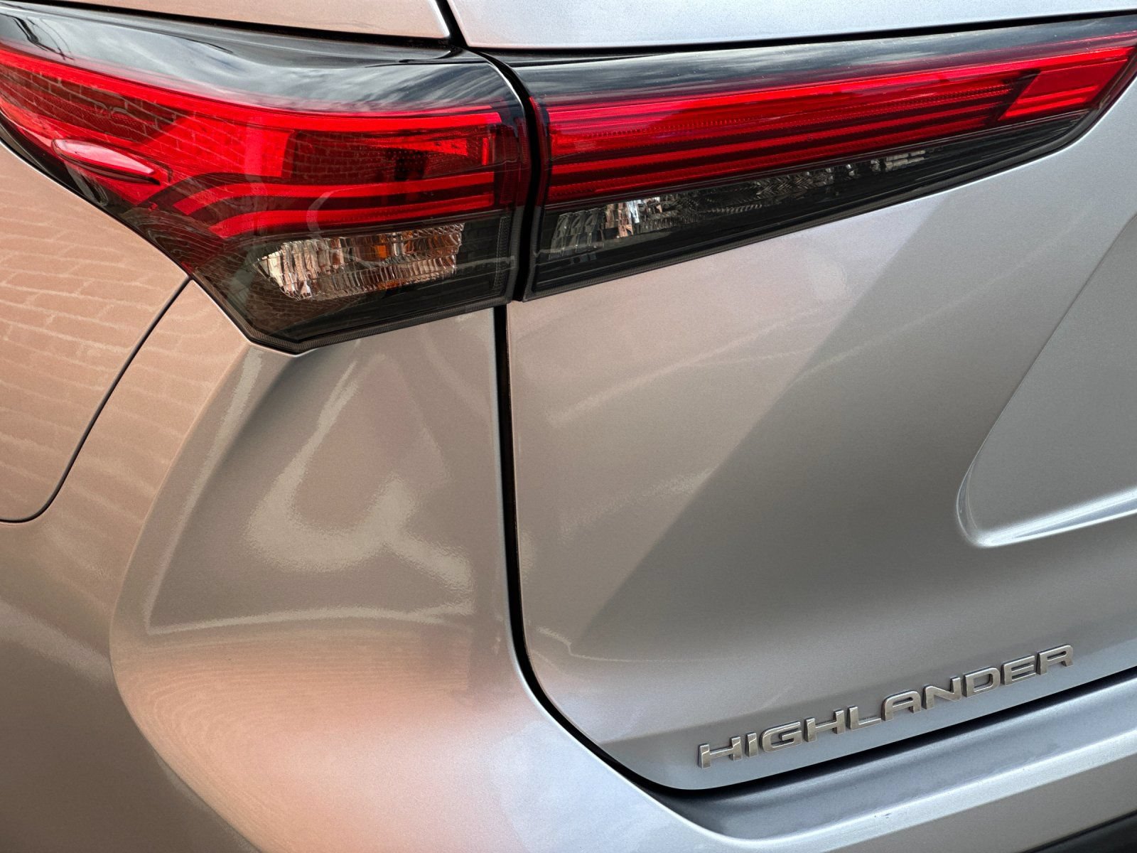 Used 2021 Toyota Highlander LE AWD/4WD image 36