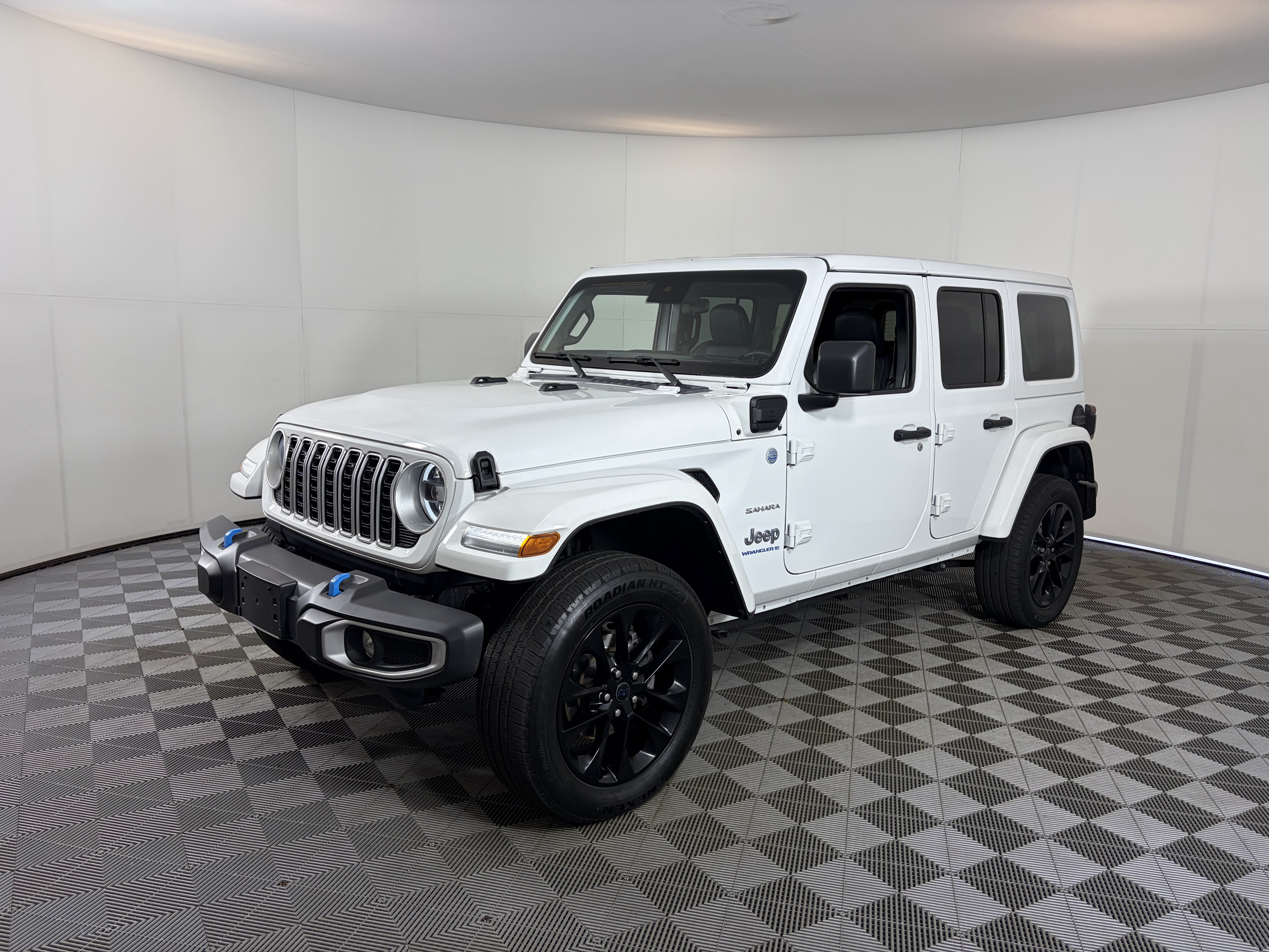 Used 2024 Jeep Wrangler Unlimited Sahara AWD/4WD image 2