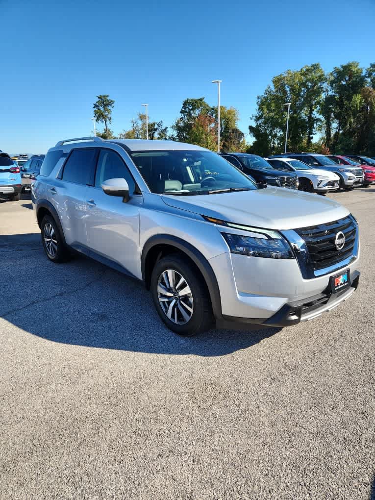 Used 2025 Nissan Pathfinder SL AWD/4WD image 18