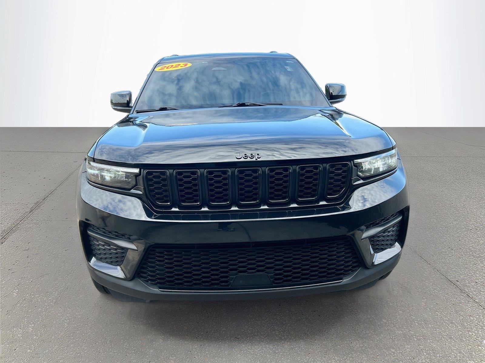 Used 2023 Jeep Grand Cherokee Altitude AWD/4WD image 9