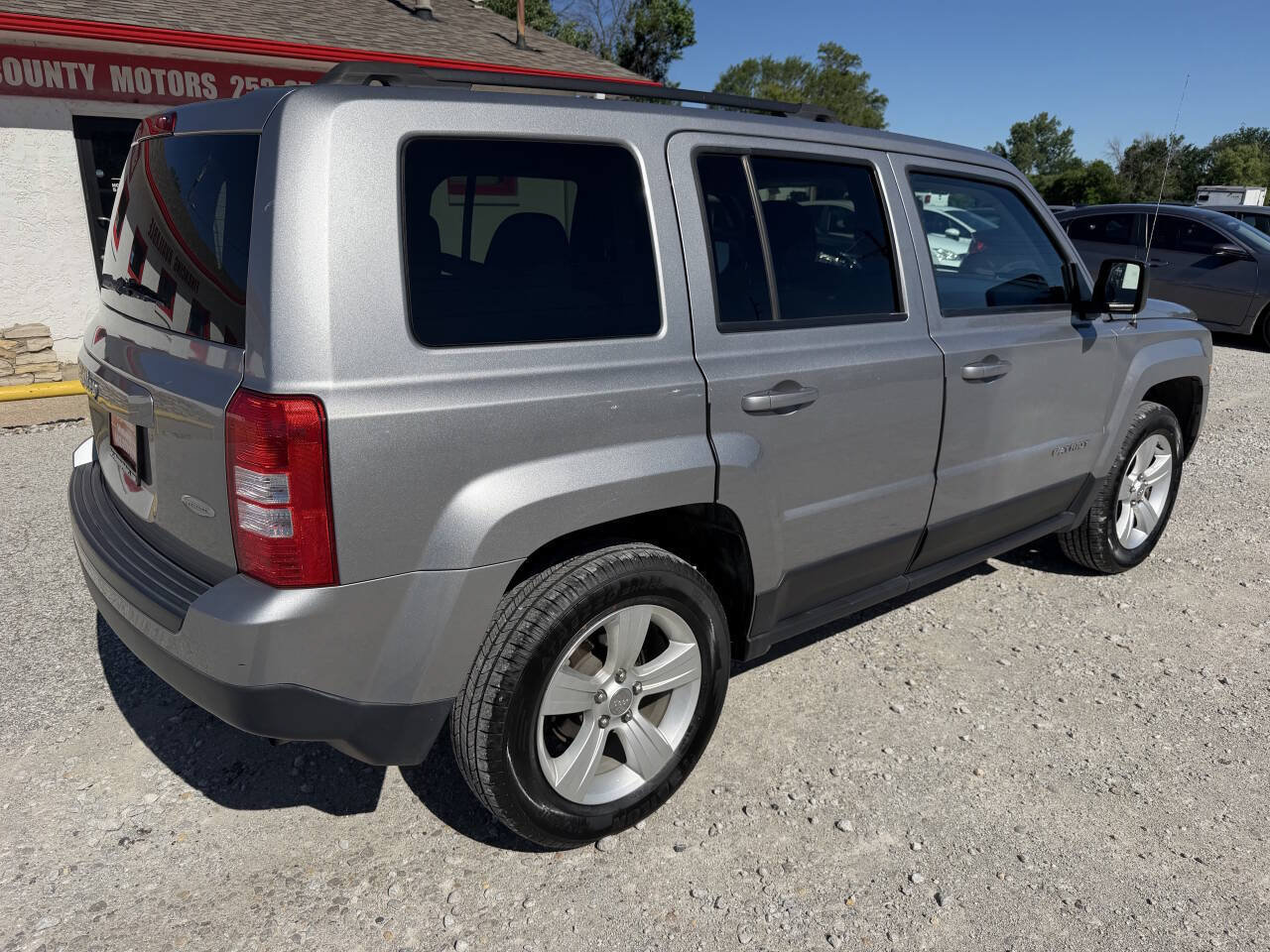 Used 2016 Jeep Patriot Latitude AWD/4WD image 3