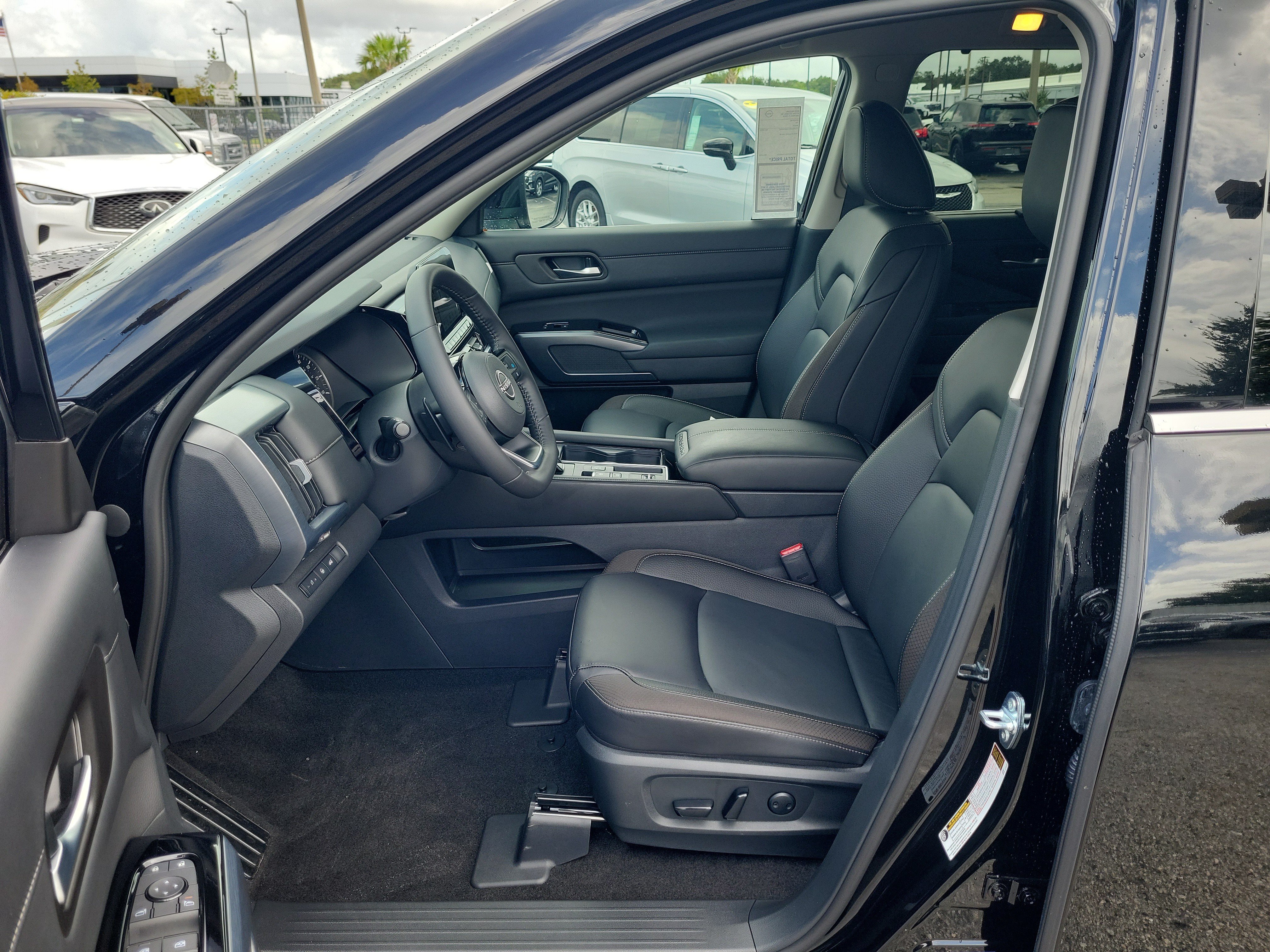 Certified 2025 Nissan Pathfinder SL w/ Black Appearance Package FWD image 13