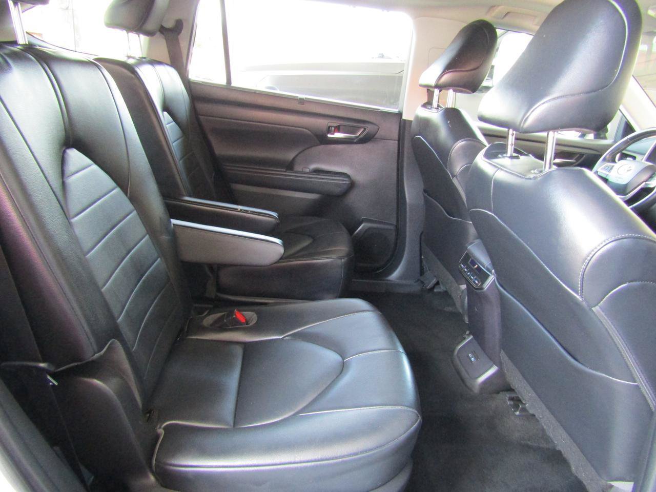 Used 2022 Toyota Highlander XLE FWD image 14
