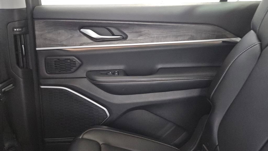 Used 2021 Jeep Grand Cherokee L Limited image 20