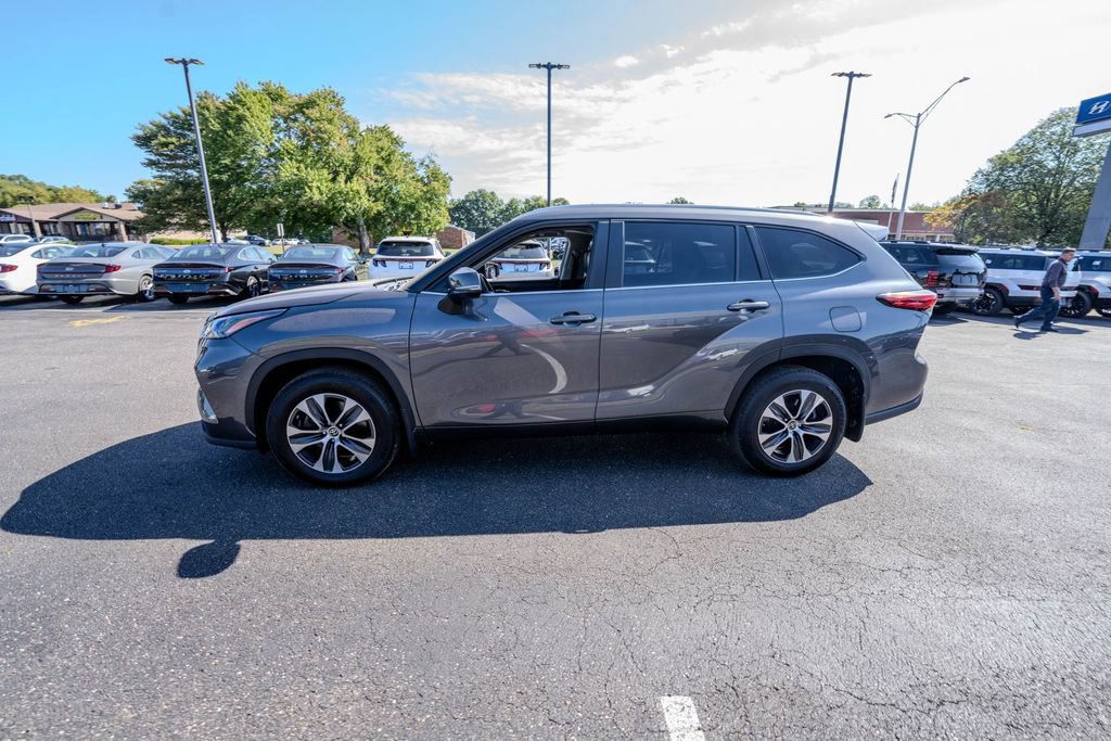 Used 2023 Toyota Highlander XLE image 4