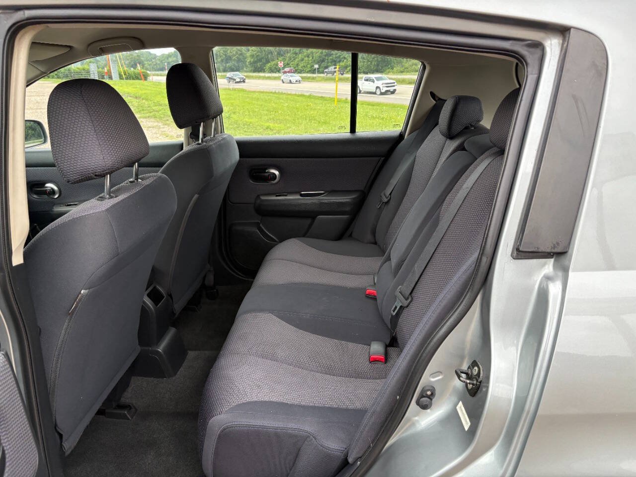 Used 2007 Nissan Versa Hatchback FWD image 10