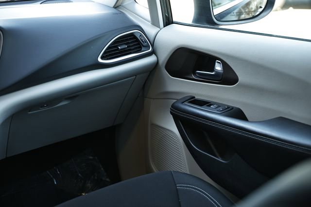 Used 2022 Chrysler Voyager LX image 28