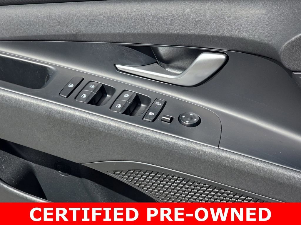 Used 2025 Hyundai Elantra Limited image 27