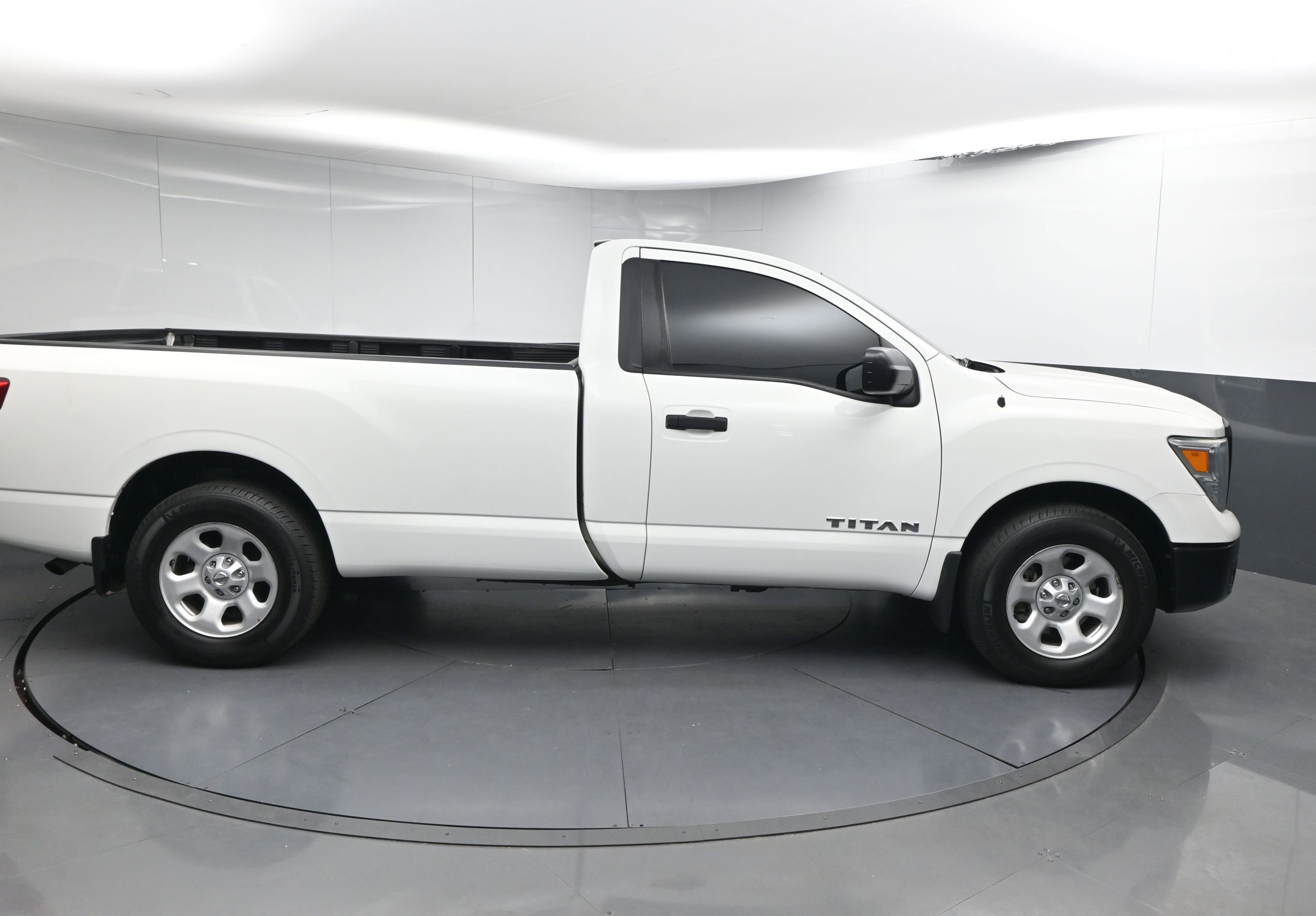 Used 2019 Nissan Titan S image 9