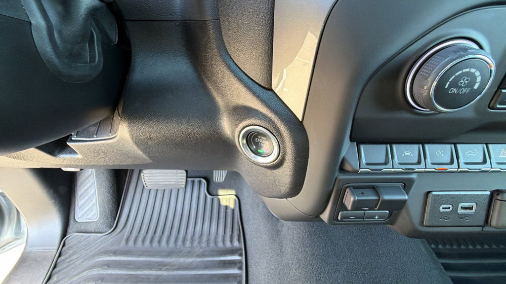 Used 2025 Chevrolet Silverado 1500 Custom image 17