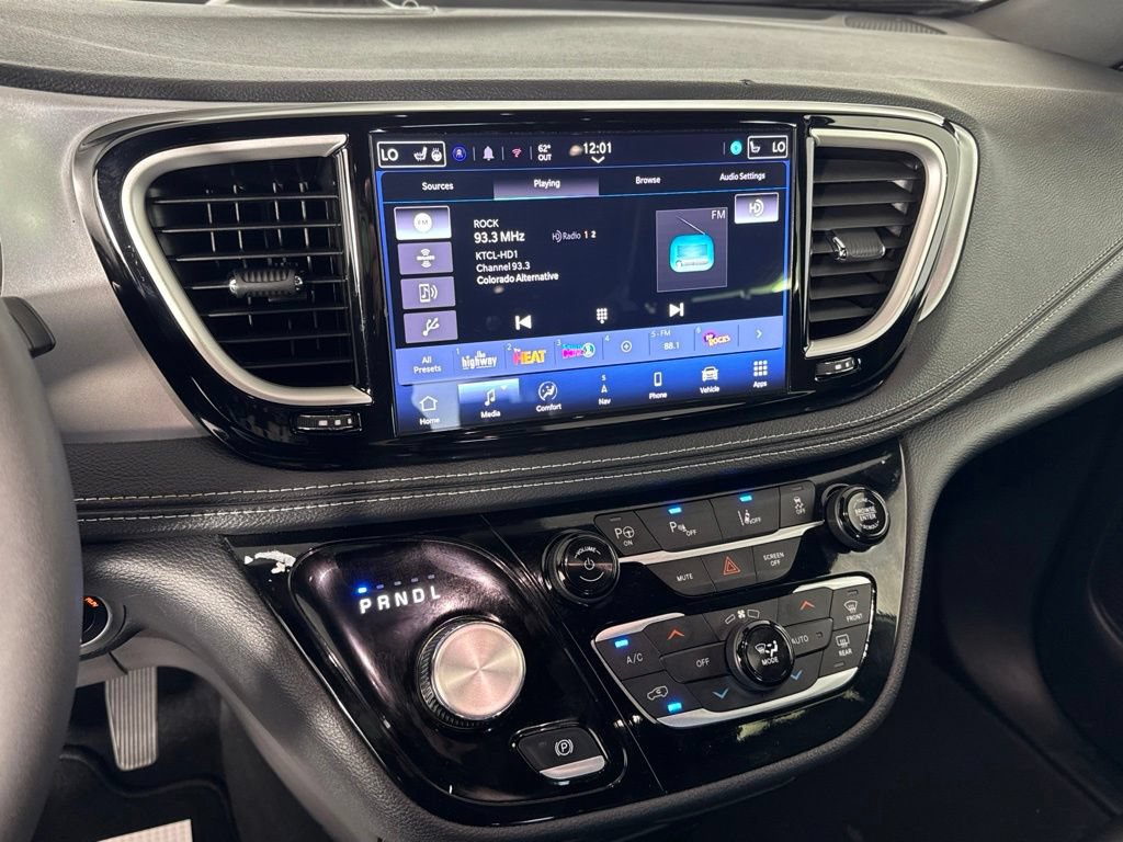 Certified 2024 Chrysler Pacifica Limited FWD image 18
