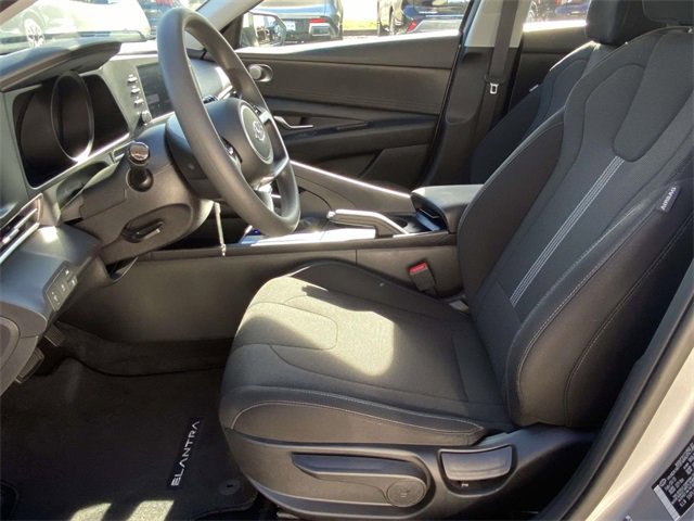 Used 2023 Hyundai Elantra SE image 12