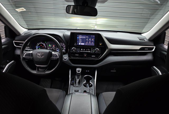 Used 2023 Toyota Highlander LE AWD/4WD image 12