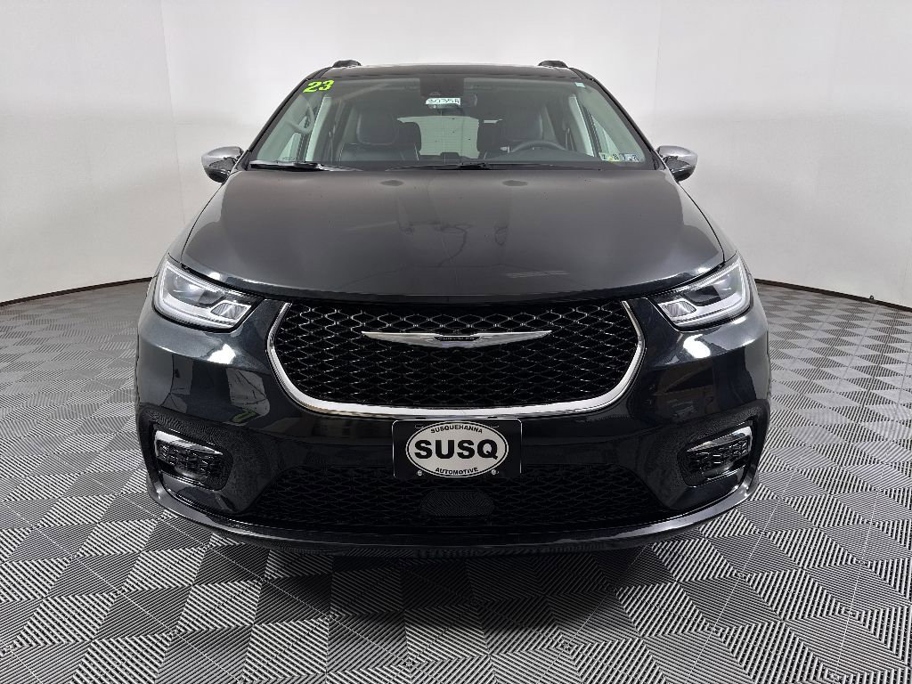 Used 2023 Chrysler Pacifica Limited FWD image 2