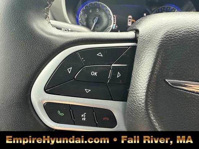 Used 2023 Chrysler Pacifica Touring-L image 30