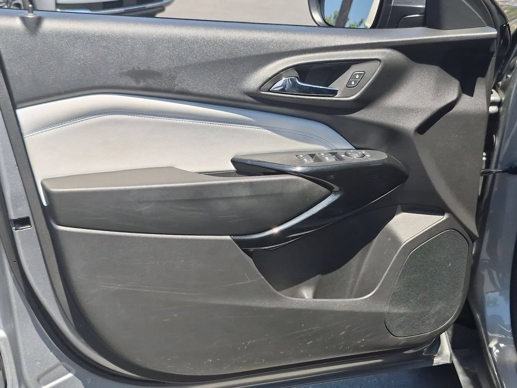 Used 2025 Chevrolet Trax LT w/ LT Convenience Package FWD image 11