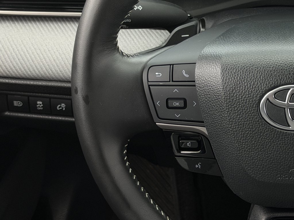 Used 2025 Toyota Camry SE w/ Convenience Package FWD image 16